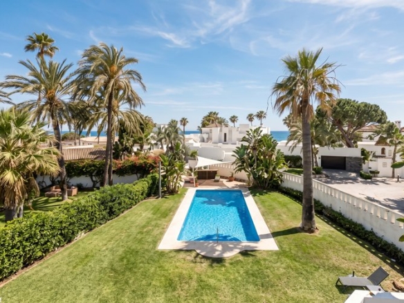 Los Monteros, Marbella — Contemporary Villa with Rooftop Terrace and Rare Frontal Sea Views